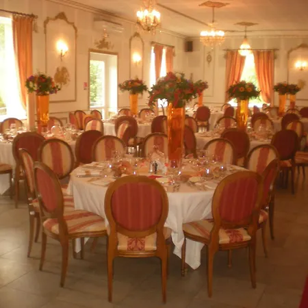 Chateau De La Chapelle Des Bois Guest house