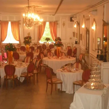 Chateau De La Chapelle Des Bois Guest house